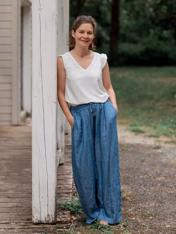 Portrait en pied du docteur Marine Sochat, chirurgien-dentiste et formatrice en hypnose médicale