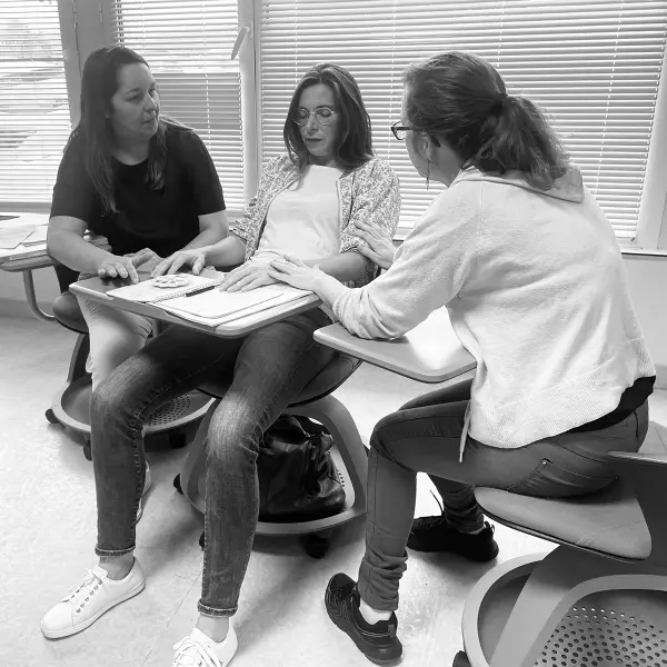 Trois personnes pratiquent un exercice lors d'une formation sur l'hypnose médicale