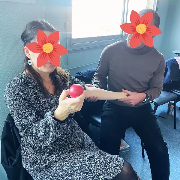 Deux personnes pratiquent des exercices lors d'une formation à l'hypnose médicale