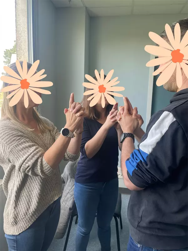 Trois personnes pratiquent des exercices lors d'une formation à l'hypnose médicale