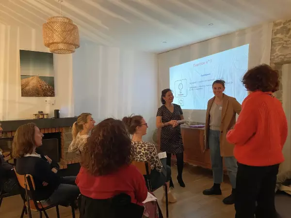 Le docteur Marine Sochat anime une session de formation à l'hypnose médicale